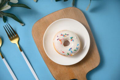 桌面上的盘子里的美味可口的酸奶甜甜圈