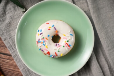 桌面上的盘子里的美味可口的酸奶甜甜圈