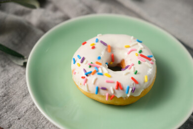 桌面上的盘子里的美味可口的酸奶甜甜圈