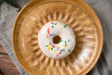 桌面上的盘子里的美味可口的酸奶甜甜圈