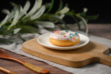 桌面上的盘子里的美味可口的酸奶甜甜圈