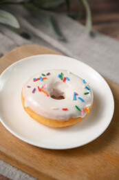 桌面上的盘子里的美味可口的酸奶甜甜圈