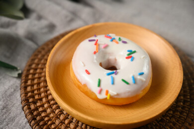 桌面上的盘子里的美味可口的酸奶甜甜圈