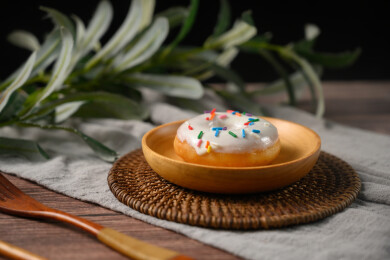 桌面上的盘子里的美味可口的酸奶甜甜圈