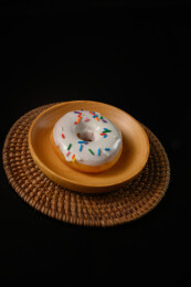 桌面上的盘子里的美味可口的酸奶甜甜圈