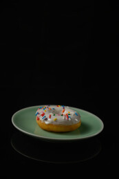 桌面上的盘子里的美味可口的酸奶甜甜圈