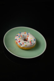 桌面上的盘子里的美味可口的酸奶甜甜圈