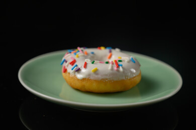 桌面上的盘子里的美味可口的酸奶甜甜圈