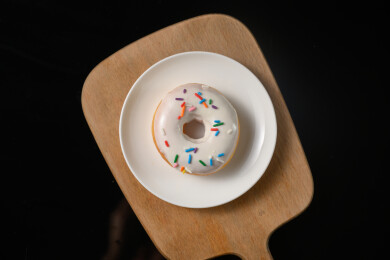 桌面上的盘子里的美味可口的酸奶甜甜圈