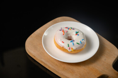 桌面上的盘子里的美味可口的酸奶甜甜圈