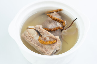 一盅冬虫草炖排骨汤  