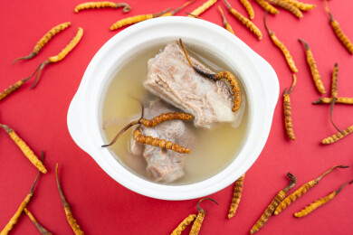 一盅冬虫草炖排骨汤  