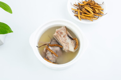 一盅冬虫草炖排骨汤  