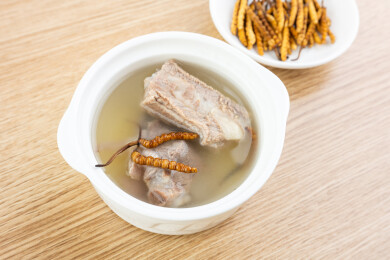 一盅冬虫草炖排骨汤  
