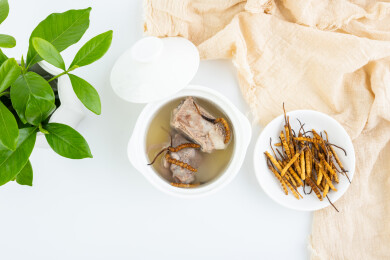 一盅冬虫草炖排骨汤  