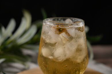 桌面上的杯子里的甘甜可口的冰茶花花茶