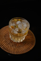 桌面上的杯子里的甘甜可口的冰茶花花茶