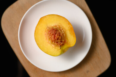 桌面上的盘子里的美味可口的切半黄桃