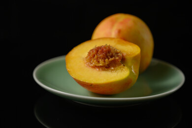 桌面上的盘子里的美味可口的切半黄桃