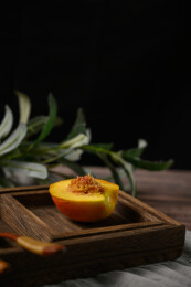 桌面上的盘子里的美味可口的切半黄桃