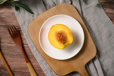 桌面上的盘子里的美味可口的切半黄桃