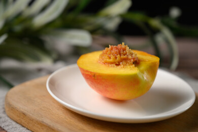 桌面上的盘子里的美味可口的切半黄桃