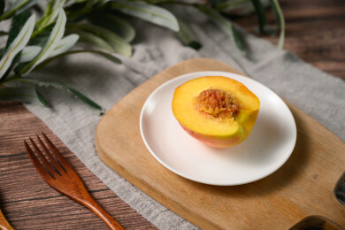 桌面上的盘子里的美味可口的切半黄桃