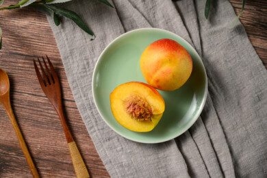 桌面上的盘子里的美味可口的切半黄桃