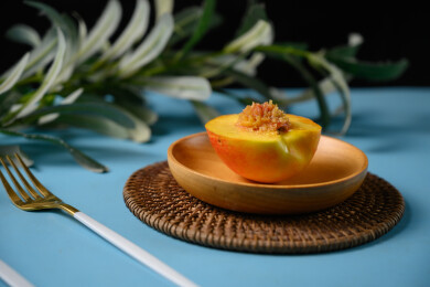 桌面上的盘子里的美味可口的切半黄桃