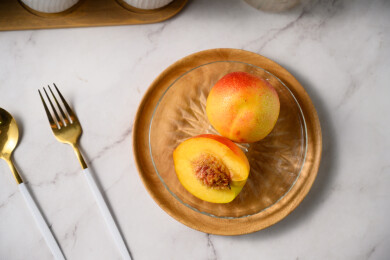 桌面上的盘子里的美味可口的切半黄桃