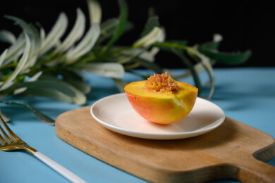 桌面上的盘子里的美味可口的切半黄桃