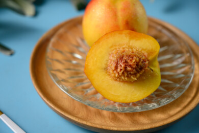 桌面上的盘子里的美味可口的切半黄桃