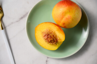 桌面上的盘子里的美味可口的切半黄桃