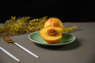 桌面上的盘子里的美味可口的切半黄桃