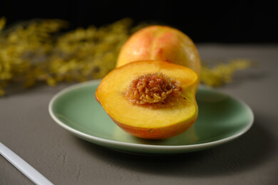 桌面上的盘子里的美味可口的切半黄桃