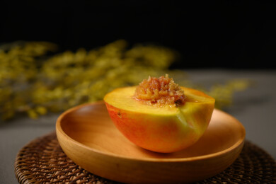 桌面上的盘子里的美味可口的切半黄桃