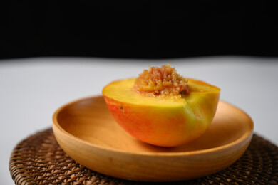 桌面上的盘子里的美味可口的切半黄桃