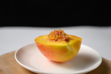 桌面上的盘子里的美味可口的切半黄桃