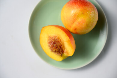 桌面上的盘子里的美味可口的切半黄桃