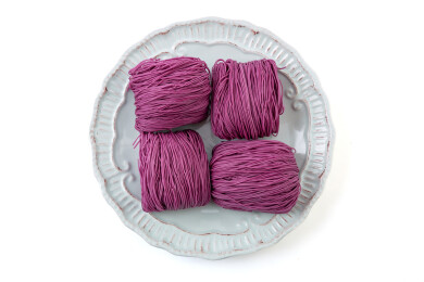 紫薯竹升面干面块特写