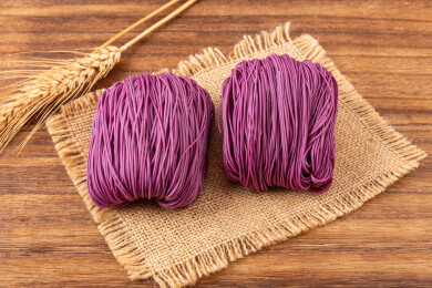 紫薯竹升面干面块特写