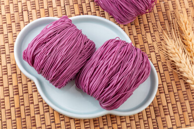 紫薯竹升面干面块特写