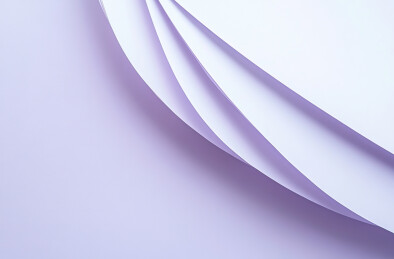 桌上纸张的高角度视图