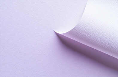 桌上纸张的高角度视图