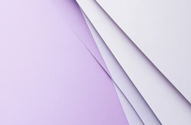 桌上纸张的高角度视图