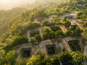 航拍河南三门峡地坑院