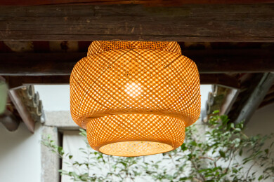 中国古居里用竹子做成的装饰灯