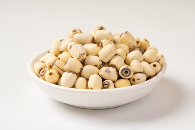 盘子里的磨皮白莲子