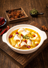 暗色木板上的金汤酸菜鱼