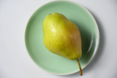 桌面上的盘子里的美味可口的香梨